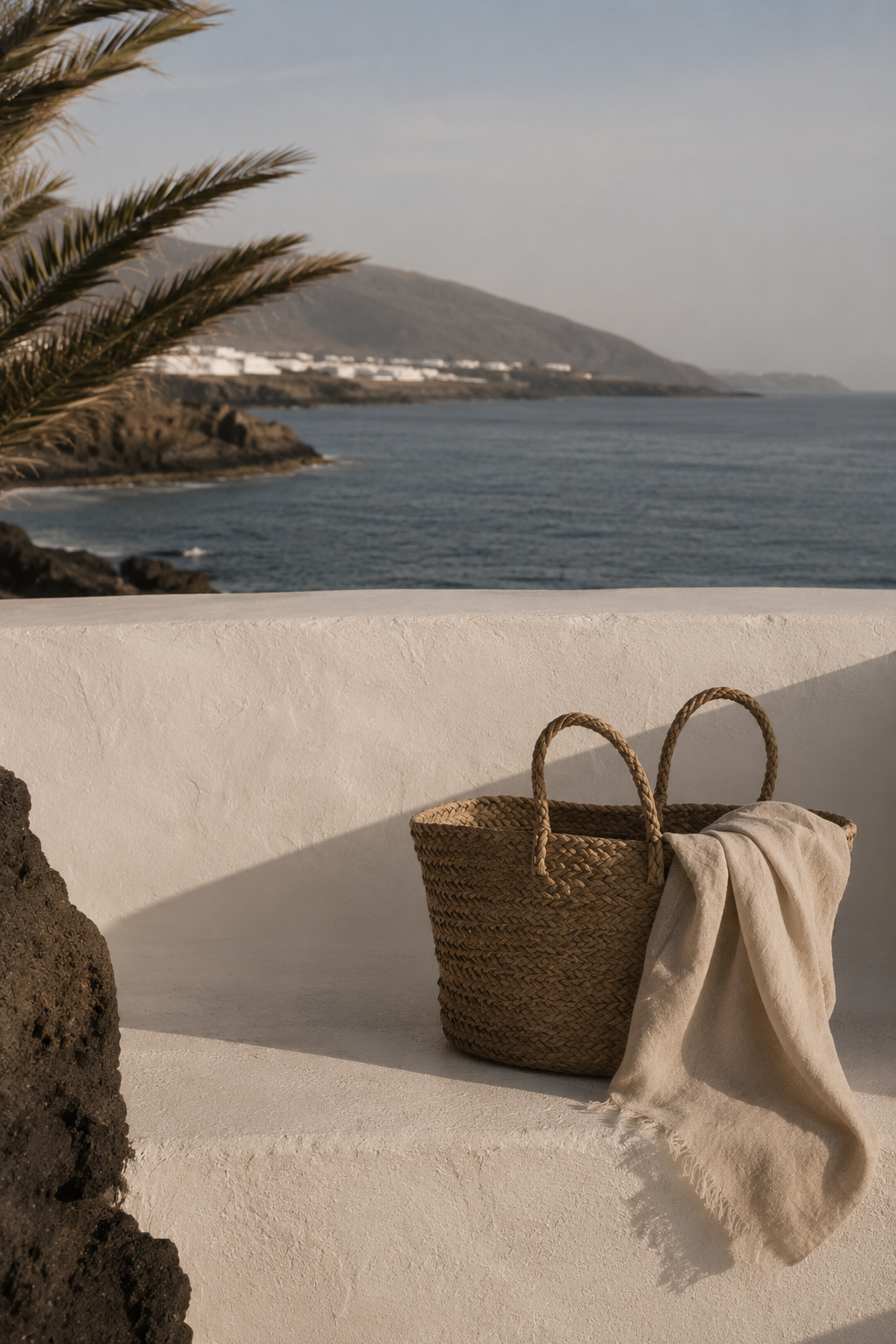 Cesta sobre terraza con vistas al mar en Canarias
